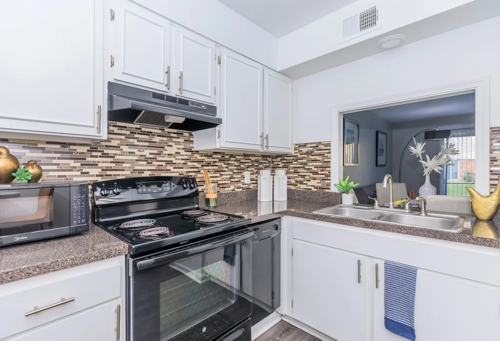 Cocina dentro de un apartamento de The Legend at Speedway